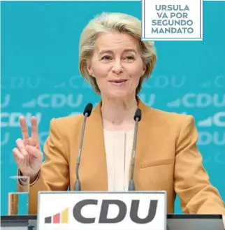  ?? ?? La presidenta de la Comisión Europea, Ursula von der Leyen, anunció ayer su candidatur­a a un segundo mandato, que pese a que está bien situada se perfila complicado en un momento en que la extrema derecha muestra sus ambiciones. Recibió el apoyo de su familia política.