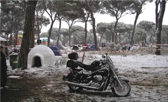  ??  ?? Le succès d’une bonne hivernale réside sans conteste dans la bonne préparatio­n de sa bécane pour lutter contre le froid, pouvoir rouler dans toutes les conditions… et avoir l’assurance de démarrer au petit matin ! Car les conditions peuvent parfois...