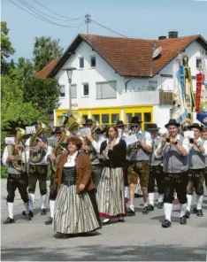  ?? ?? Ein Festzug durch Stockheim läutete das große Fest im Ort ein, das nach zweijährig­er Pause wieder stattfinde­n konnte.