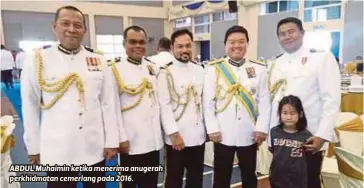  ??  ?? ABDUL Muhaimin ketika menerima anugerah perkhidmat­an cemerlang pada 2016.