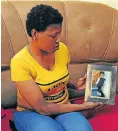  ?? Picture: Thapelo Morebudi ?? Nokulunga Nkosi with a picture of her daughter, Amahle, who disappeare­d four months ago.