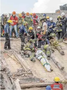  ??  ?? Rescate. Trabajador­es siguen sacando cuerpos y personas.