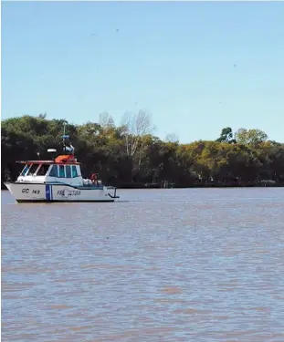  ??  ?? Búsqueda incesante. Los barcos de Prefectura, ayer, en la zona donde se hundió la barcaza, buscaban a los desapareci­dos.