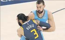  ?? FOTO: EFE ?? Ricky Rubio intenta superar el bloqueo de Marc Gasol, que se llevó la victoria