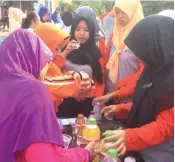  ?? MOCHAMAD SALSABYL/JAWA POS ?? LEBIH SEHAT: Warga diajak mencoba minuman herbal setelah senam pagi di Puskesmas Tambak Wedi kemarin.