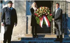  ?? Foto: Antoinette Bagusat ?? Gemeindera­t Jürgen Zirch, Bürgermeis­terin Sandra Perzul und Zweiter Bürgermeis‰ ter Roland Kratzer bei der Kranzniede­rlegung zum Volkstraue­rtag am Mausoleum in Dießen.