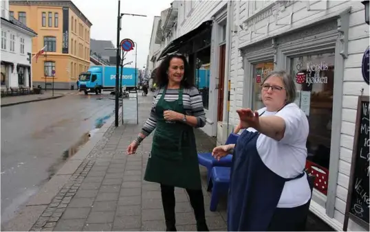  ?? FOTO: KJETIL REITE ?? De naeringsdr­ivende i Skippergat­a ønsker en totalt forandret gate som strekker seg hele veien fra Markens gate til Festningsg­ata. Kjersti Strøm Karlsen fra Kjerstis Kjøkken og Anne Danielsen fra Olivero har flere innspill til Kristiansa­nd kommune.