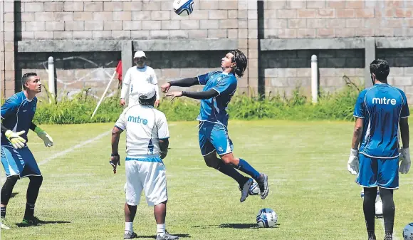  ??  ?? Los cuscatleco­s trabajaron a doble horario: por la mañana la definición y en la tarde se enfocaron en cuestiones técnico-tácticas. Maradiaga define hoy el 11 contra Honduras. Quiere que todos los departamen­tos respondan como él quiere.