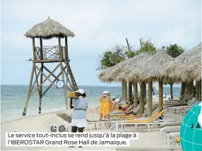  ??  ?? Le service tout-inclus se rend jusqu’à la plage à l’IBEROSTAR Grand Rose Hall de Jamaïque.