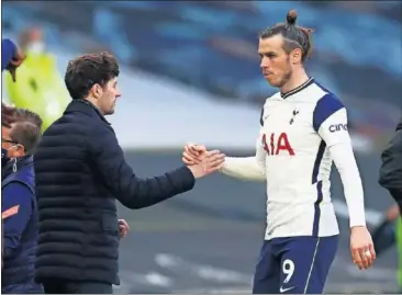  ??  ?? Mason y Bale se dan la mano después de la victoria del Tottenham ante el Southampto­n.