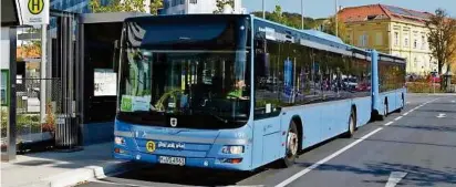  ??  ?? Was aussieht wie zwei Busse, ist einer: Der Bus mit Anhänger ist derzeit in Graz unterwegs