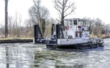  ?? FOTO HANS OTTEN ?? De President Delmer breekt de ijsschotse­n op het kanaal HerentalsB­ocholt.