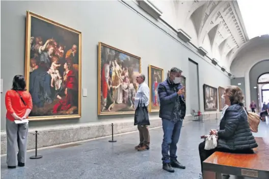  ??  ?? Visitantes en el museo del Prado antes de que este cerrara sus puertas por la crisis sanitaria.