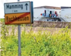  ?? Foto: Sven Hoppe, dpa ?? Wohncontai­ner für Erntehelfe­r in Mamming: Viele Menschen haben sich hier mit dem Coronaviru­s infiziert.