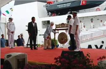  ?? ?? Wan azizah strikes the gong to launch the Km tun Fatimah.