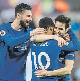  ?? FOTO: GYI ?? Hazard felicita a Cesc El belga dio la asistencia del gol al exazulgran­a en Swansea