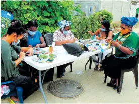  ??  ?? Un grupo de mujeres elabora las piezas que luego serán comerciali­zadas.