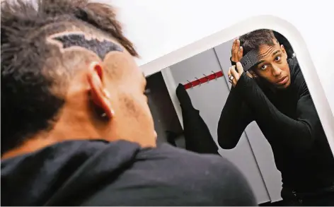  ?? FOTOS: IMAGO ?? Um das eigene Aussehen sehr bemüht: Pierre-Emerick Aubameyang stylt sich die Haare – einrasiert das Batman-Logo.