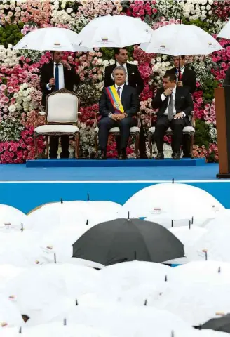  ?? Carlos G. Rawlins/Reuters ?? Iván Duque, com o presidente do Congresso, Alejandro Camargo, em Bogotá