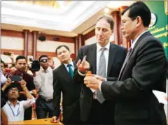  ?? HONG MENEA ?? EU Ambassador to Cambodia George Edgar tests indelible ink at an NEC conference on the upcoming commune elections yesterday in Phnom Penh.