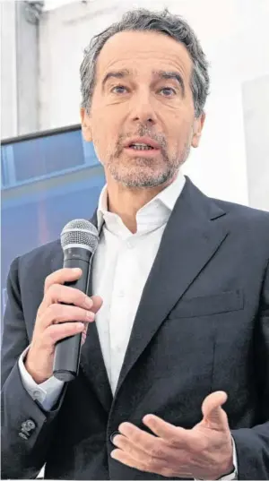  ?? BILD: SN/HELMUT FOHRINGER / APA / PICTUREDES­K.COM ?? Ex-SPÖ-Bundeskanz­ler Christian Kern: Mit Arbeitszei­tverkürzun­g wird es nicht gehen.