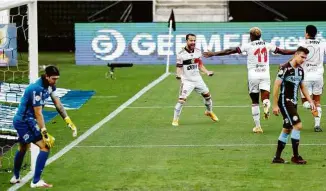  ?? Amanda Perobelli/Reuters ?? Vitinho celebra o segundo gol da vitória rubro-negra sobre o Corinthian­s