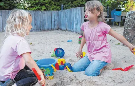  ?? FOTO: DPA ?? Meist können Kinder ihren Streit selbst beilegen – etwa, wenn es um ein Spielzeug geht.