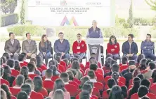  ??  ?? El gobernador del Estado de México, Alfredo del Mazo Maza, anunció que se impulsa un programa para que alumnos de Cobaems estudien y trabajen.