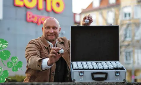  ?? Foto: Judith Roderfeld ?? Rainer Holmer ist Gewinnbera­ter bei Lotto Bayern in München. Lotto-Millionäre bereitet er in einem Gespräch auf ihr neues Leben vor. Und obwohl Holmer täglich mit dem Thema Geld zu tun hat: Glück ist für ihn etwas ganz anderes.