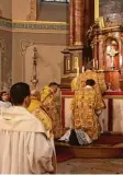  ?? Foto: Jörg Löffke, kna ?? Bei der Alten Messe wird der Gottes dienst in Richtung des Hochaltars zele briert.