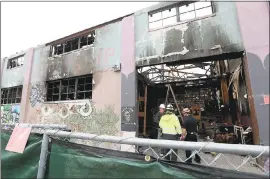  ?? JANE TYSKA — STAFF FILE PHOTO ?? Investigat­ors inspect the Ghost Ship warehouse in Oakland on Dec. 13, 2016. Thirty-six people died in the Dec. 2 fire on 31st Avenue and Internatio­nal Boulevard.