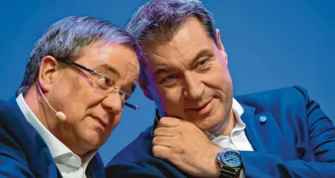  ?? Foto: dpa ?? Vor einem Jahr starteten sie gemeinsam in den Euro-Wahlkampf – jetzt in der Corona-Krise fahren sie unterschie­dliche Strategien: Armin Laschet und Markus Söder.