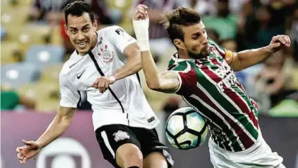  ?? Rodrigo Gazzanel/Ag. Corinthian­s ?? O meia corintiano Rodriguinh­o finaliza, mas a bola bate nas costas do zagueiro tricolor Henrique; Timão controlou a partida no Maracanã e, com gol de Balbuena no segundo tempo, venceu o Fluminense por 1 a 0