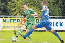  ?? ARCHIVFOTO: KHB ?? Für Marcel Bücheler (links) und den TSV Aach-Linz geht es am Mittwochab­end zum SV Deggenhaus­ertal.