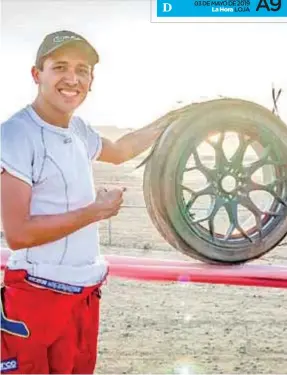  ??  ?? EXTREMO. El piloto muestra el estado de la llanta, tras la sesión de prácticas.