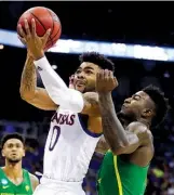  ?? Associated Press ?? n Kansas guard Frank Mason III drives to the basket ahead of Oregon forward Jordan Bell on Saturday in Kansas City, Mo.