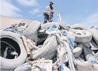  ?? ?? Silva inspects a clandestin­e rubbish dump in the La Pampa sector of Alto Hospicio.