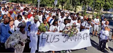  ?? (Photos Valérie Le Parc) ?? Dans un impression­nant silence, le cortège, regroupé derrière la famille de Demba, a traversé la cité Berthe jusqu’à l’endroit où le jeune Seynois a été tué samedi dernier.