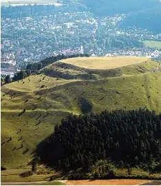  ?? Blick zum Ipf: Der außergewöh­nliche Tafelberg bei Bopfingen ist ein interes santes Wanderziel. ??