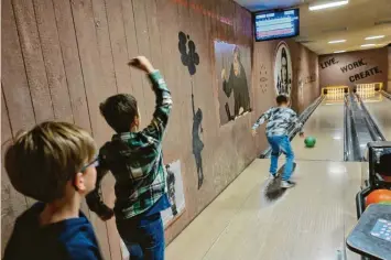  ?? ?? Bowlen bei Bob‘s Bowling in Gersthofen.