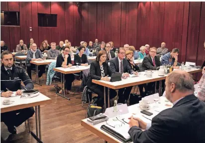  ?? RP-FOTO: TL ?? Auch Polizeiprä­sident Rainer Furth (erste, rechte Tischreihe, 2.v.l.) folgte der Diskussion bei dem CDU-Bürgerwork­shop über Sicherheit, Sauberkeit und Ordnung in Krefeld .