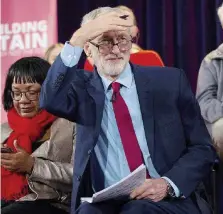  ?? Ansa ?? Tanti saluti Jeremy Corbyn durante l’intervento ad Hastings