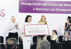  ??  ?? Angélica Rivera de Peña, presidenta del Consejo Ciudadano Consultivo del DIF Nacional, develó la placa inaugural del centro EnSeñas.