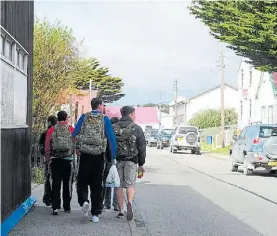  ??  ?? Lazos. Un grupo de estudiante­s camina por Puerto Argentino.