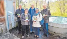  ?? FOTO: KRATT ?? Der Vorstand der ACK Villingen und Schwenning­en freut sich auf eine weitere erfolgreic­he Saison im Kirchenpav­illon: (von hinten links) Pfarrer Michael Schuhmache­r, Pfarrer Klaus Gölz, Pastor Hans-Ulrich Hofmann, Gabriele Speck und Ingrid Nopper.