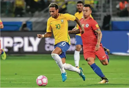  ??  ?? Nelson Almeida / AFP/Getty Images Neymar escapa a la marca de Eduardo Vargas en el triunfo de Brasil que dejó a Chile afuera del Mundial.
