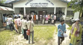  ??  ?? PEOPLE whose names were left out in the draft NRC queuing up to collect forms to file appeals, in Mayong, Assam, on August 10, 2018.