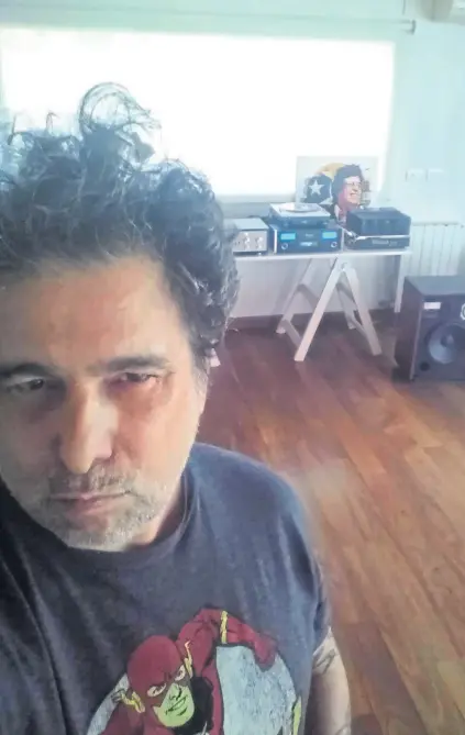  ??  ?? Una selfie de Calamaro del jueves pasado en su búnker porteño de trabajo y expansión