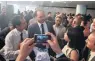  ?? MARIANNA HOLANDA/COLUNA DO ESTADÃO ?? » CLICK. Carlos Bolsonaro, o filho 02 do presidente, foi “tietado” após evento no Planalto para o lançamento da nova carteira digital dos estudantes, a ID Estudantil.