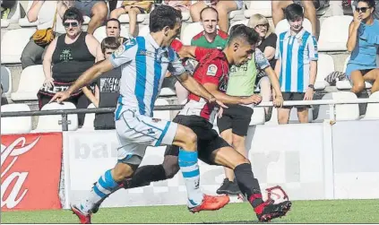  ?? FOTO: UNCITI ?? Peru Nolaskoain protege el esférico ante Mikel Oyarzabal en el amistoso que disputaron Real y Athletic en Gal el pasado verano